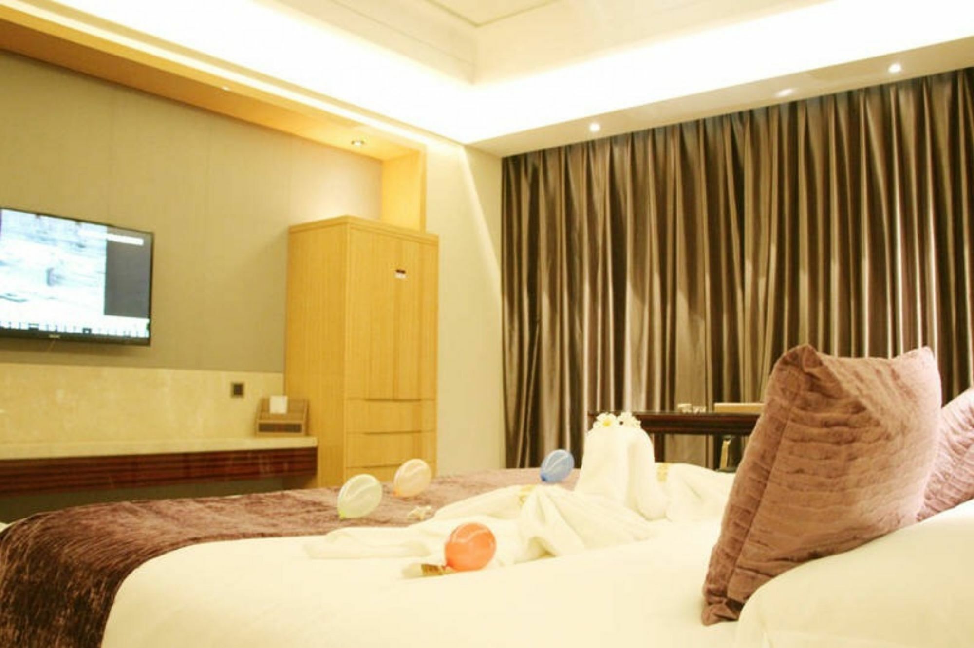 Swan Lake Recreation Hotel Foshan Exterior photo